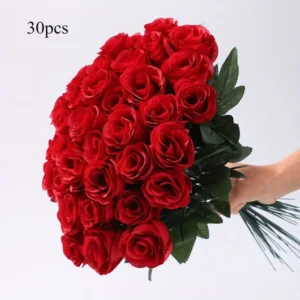Ramo de 30 rosas artificiales color rojo con acabado realista, ideal como regalo romántico o decoración duradera.