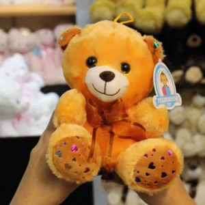 Oso de peluche color café de 20 cm con expresión tierna, ideal para regalo.